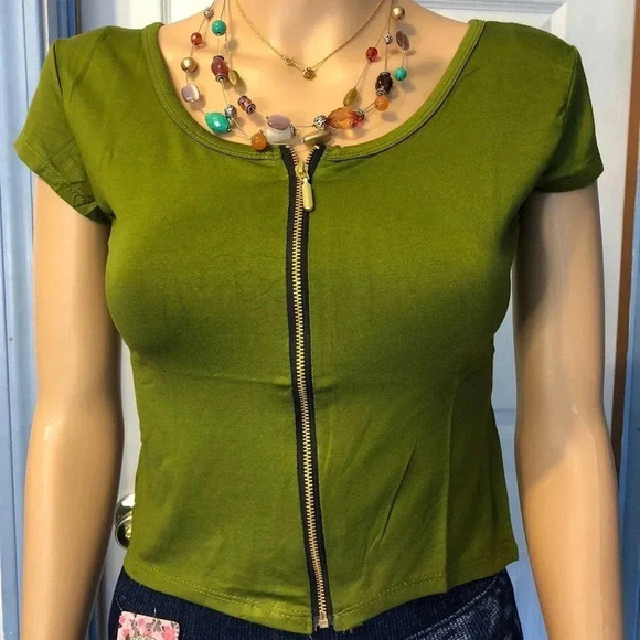 Tops - Cute, designed Girl/Women Full Zip Crop top size Xs.
